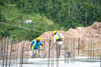 Ход строительства курорта Anichi Resort & Spa от 27 апреля 2018: Рабочие на строительной площадке