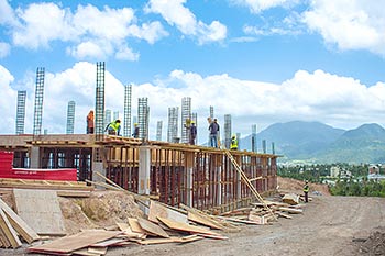 Ход строительства курорта Anichi Resort & Spa от 3 июля 2018: люди, работающие на зданиях
