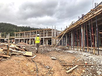 Ход строительства курорта Anichi Resort & Spa от 19 июля 2018: здания на начальном этапе строительства