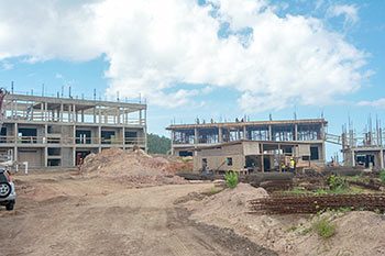 Ход строительства курорта Anichi Resort & Spa от 17 октября 2018: рабочие на строительной площадке