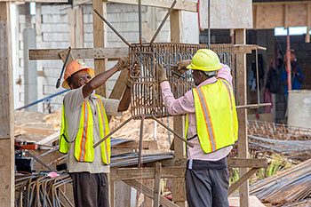 Ход строительства курорта Anichi Resort & Spa от 17 октября 2018: рабочие гнут прутья