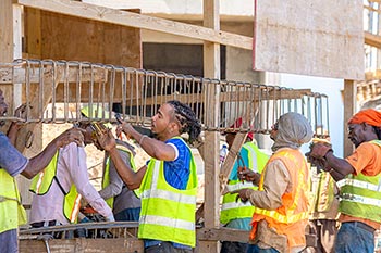 Ход строительства курорта Anichi Resort & Spa от 18 ноября 2018: мужчины работают