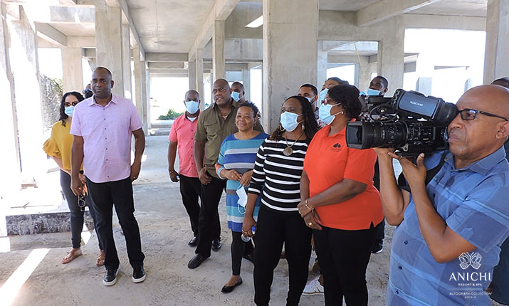 Премьер-министр Доминики Рузвельт Скеррит и члены кабинета посетили строительную площадку Anichi Resort & Spa