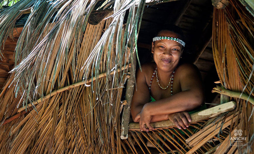 Kalinago – une femme du peuple indigène, Kalinago dans une maison traditionnelle