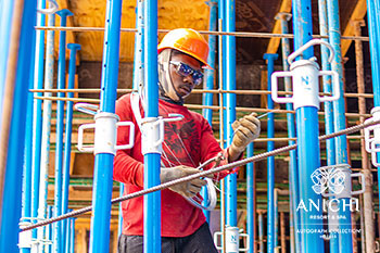 Ход строительства Anichi Resort & Spa за сентябрь 2021: Рабочий на стройке