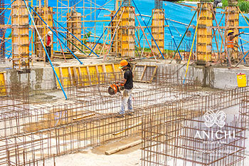 Ход строительства Anichi Resort & Spa за октябрь 2021: рабочий на стройке