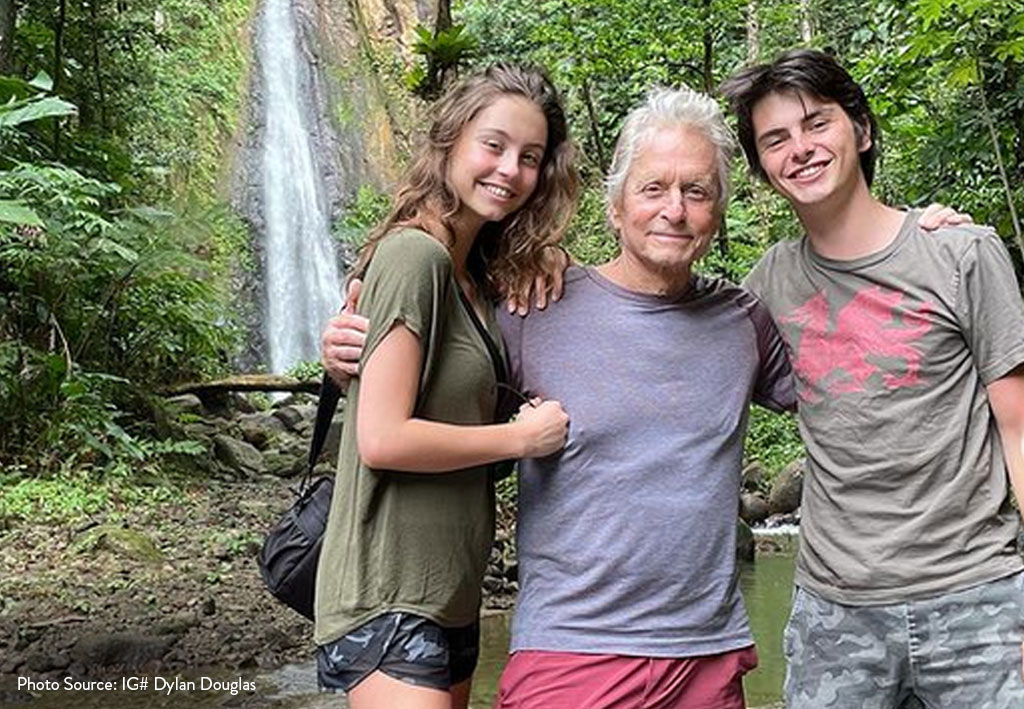 Майкл Дуглас со своими детьми сыном Диланом и дочерью Кэрис у водопадов Синдикат на Доминике.