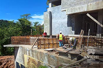 Ход строительства Anichi Resort & Spa за февраль 2024: рабочие у входного здания